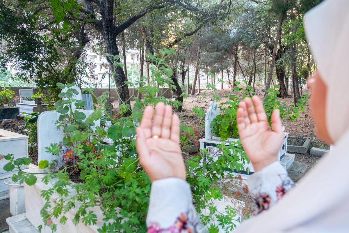 The Best Supplications (Duas) for the Deceased